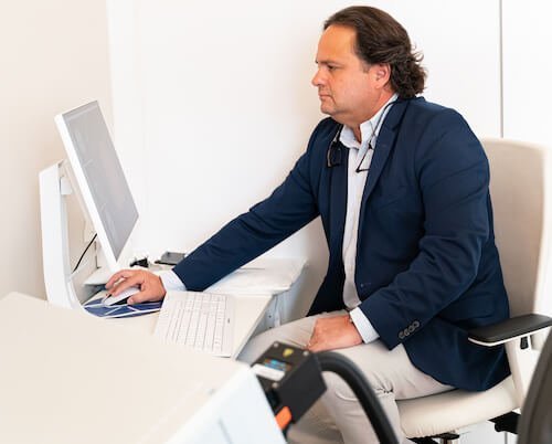 Dr. Orlando Moreno en la computadora